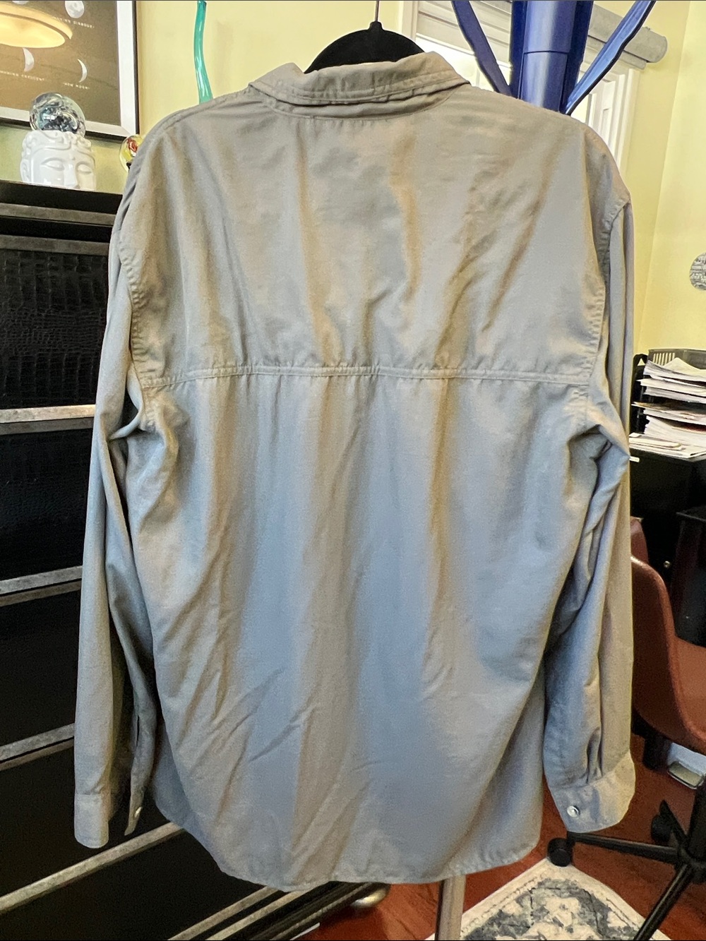 Men's Light Gray Long-Sleeve Button-Down Shirt with Chest Pockets - size Large - Picture 5 of 10